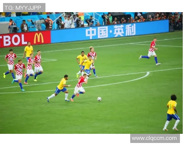 足球赛场小插曲引发冲突 裁判如何应对局面处理纷争